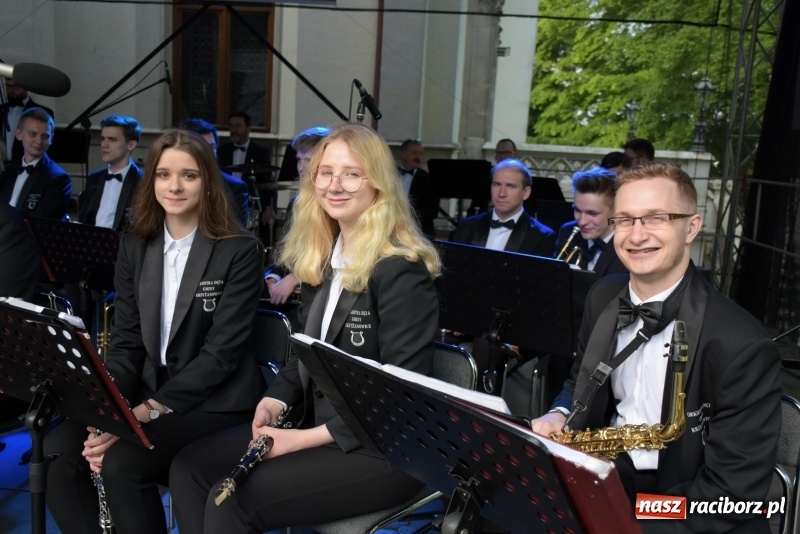 Zdjęcie w galerii na portalu naszraciborz.pl: Koncert majowy i jubileusz partnerskich gmin  wiadomości z regionu