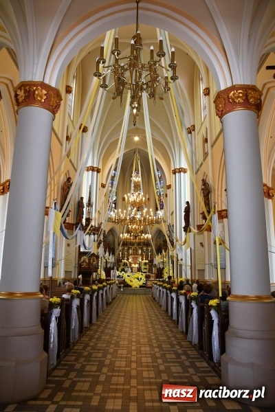 Zdjęcie w galerii na portalu naszraciborz.pl: Włoskie trio zagrało w pełnym kwiatów kościele na Ostrogu wiadomości z regionu