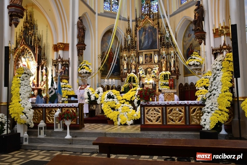 Zdjęcie w galerii na portalu naszraciborz.pl: Włoskie trio zagrało w pełnym kwiatów kościele na Ostrogu wiadomości z regionu