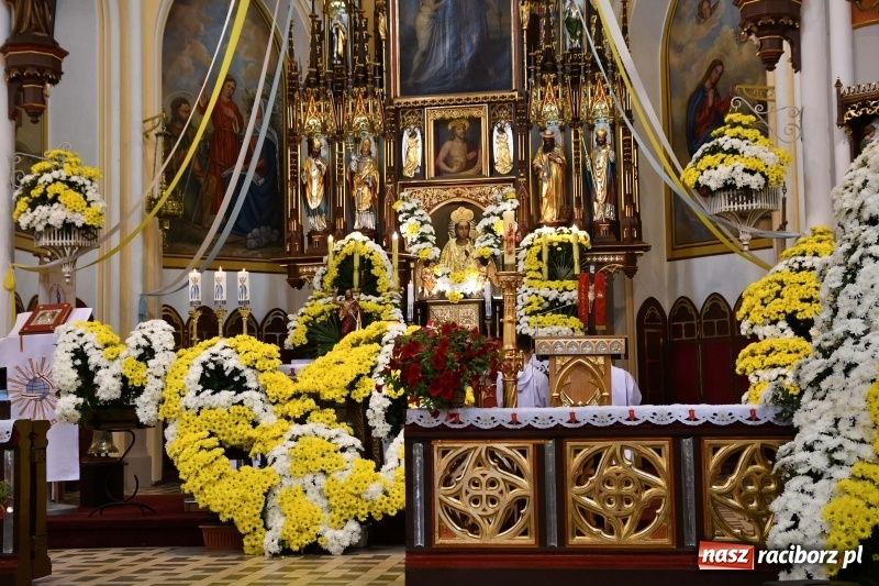Zdjęcie w galerii na portalu naszraciborz.pl: Włoskie trio zagrało w pełnym kwiatów kościele na Ostrogu wiadomości z regionu