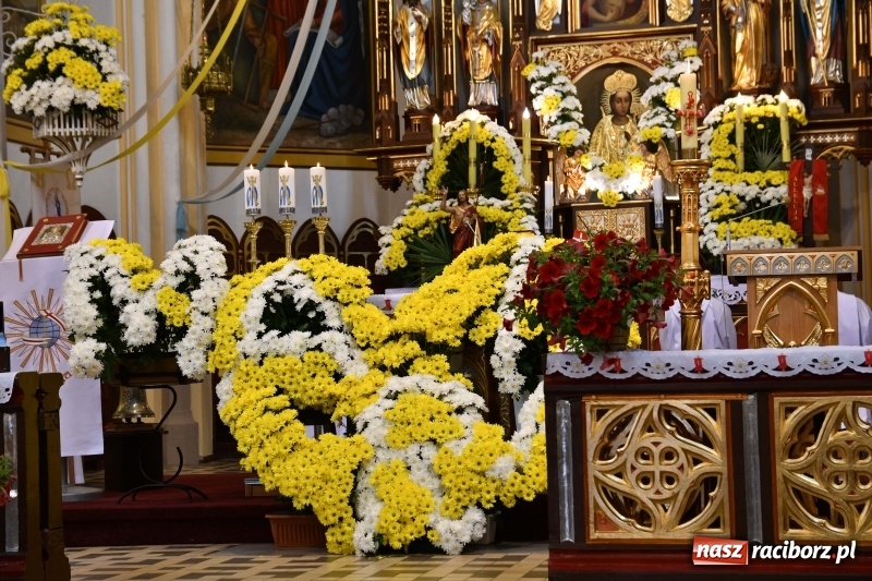 Zdjęcie w galerii na portalu naszraciborz.pl: Włoskie trio zagrało w pełnym kwiatów kościele na Ostrogu wiadomości z regionu