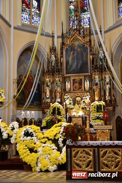 Zdjęcie w galerii na portalu naszraciborz.pl: Włoskie trio zagrało w pełnym kwiatów kościele na Ostrogu wiadomości z regionu