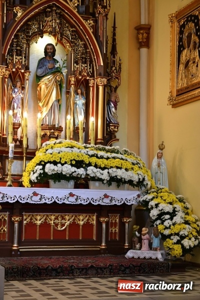 Zdjęcie w galerii na portalu naszraciborz.pl: Włoskie trio zagrało w pełnym kwiatów kościele na Ostrogu wiadomości z regionu