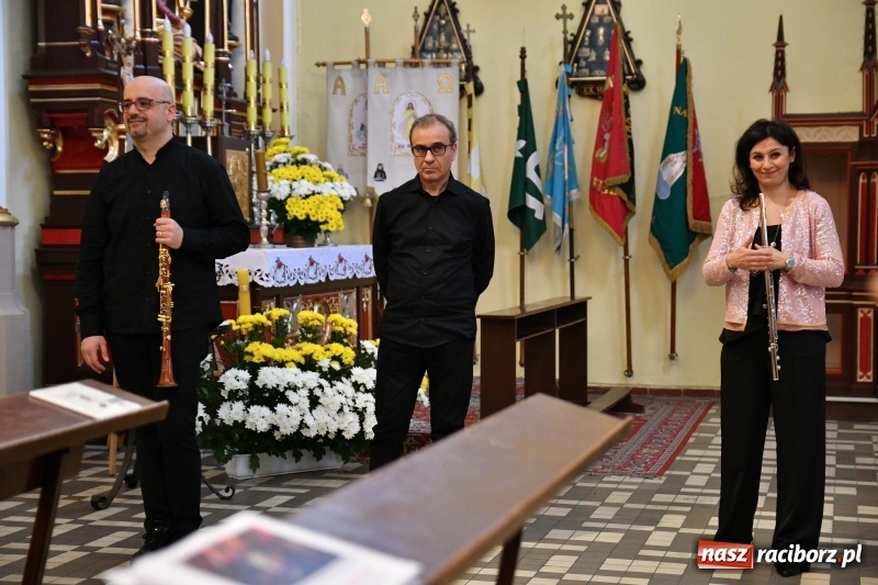 Zdjęcie w galerii na portalu naszraciborz.pl: Włoskie trio zagrało w pełnym kwiatów kościele na Ostrogu wiadomości z regionu