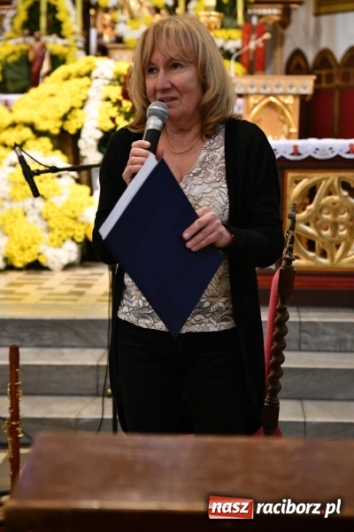 Zdjęcie w galerii na portalu naszraciborz.pl: Włoskie trio zagrało w pełnym kwiatów kościele na Ostrogu wiadomości z regionu