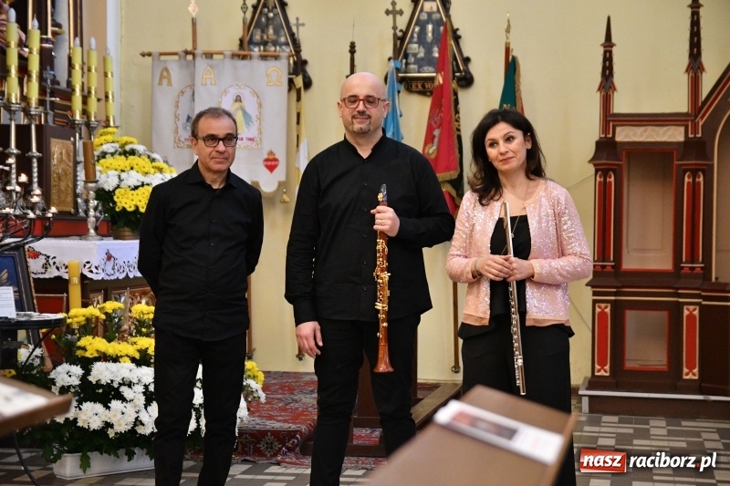 Zdjęcie w galerii na portalu naszraciborz.pl: Włoskie trio zagrało w pełnym kwiatów kościele na Ostrogu wiadomości z regionu