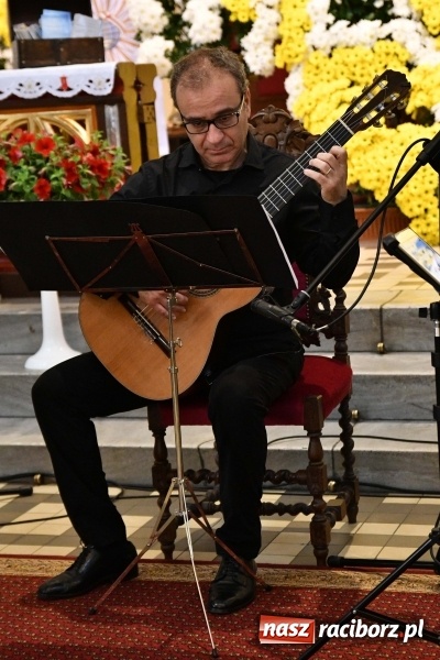 Zdjęcie w galerii na portalu naszraciborz.pl: Włoskie trio zagrało w pełnym kwiatów kościele na Ostrogu wiadomości z regionu