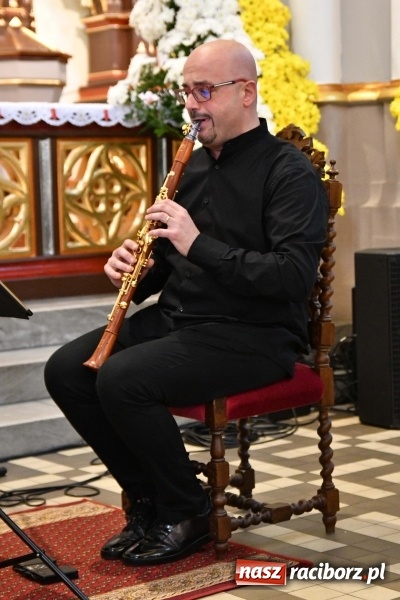 Zdjęcie w galerii na portalu naszraciborz.pl: Włoskie trio zagrało w pełnym kwiatów kościele na Ostrogu wiadomości z regionu