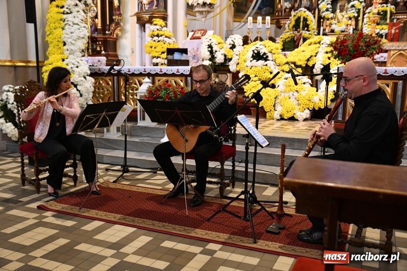 Zdjęcie w galerii na portalu naszraciborz.pl: Włoskie trio zagrało w pełnym kwiatów kościele na Ostrogu wiadomości z regionu