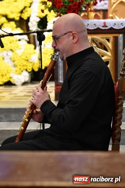 Zdjęcie w galerii na portalu naszraciborz.pl: Włoskie trio zagrało w pełnym kwiatów kościele na Ostrogu wiadomości z regionu