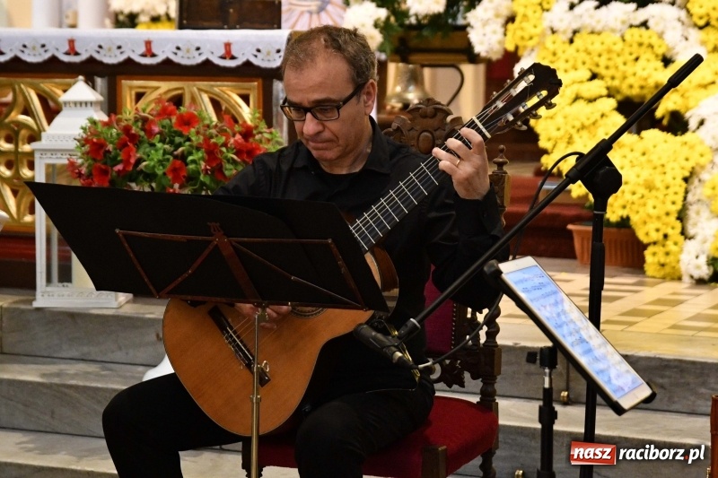 Zdjęcie w galerii na portalu naszraciborz.pl: Włoskie trio zagrało w pełnym kwiatów kościele na Ostrogu wiadomości z regionu