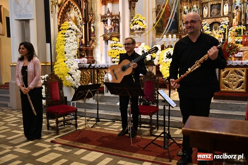 Zdjęcie w galerii na portalu naszraciborz.pl: Włoskie trio zagrało w pełnym kwiatów kościele na Ostrogu wiadomości z regionu