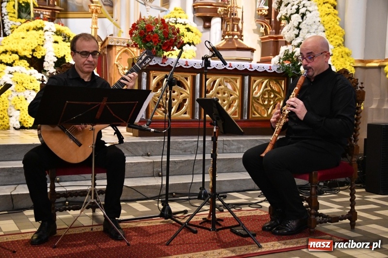 Zdjęcie w galerii na portalu naszraciborz.pl: Włoskie trio zagrało w pełnym kwiatów kościele na Ostrogu wiadomości z regionu
