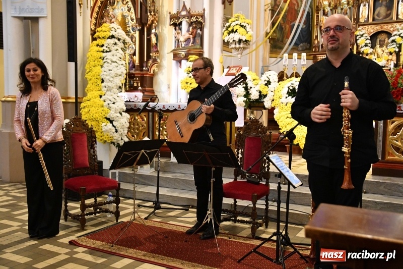 Zdjęcie w galerii na portalu naszraciborz.pl: Włoskie trio zagrało w pełnym kwiatów kościele na Ostrogu wiadomości z regionu
