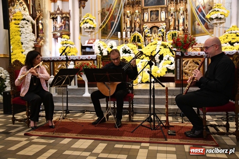 Zdjęcie w galerii na portalu naszraciborz.pl: Włoskie trio zagrało w pełnym kwiatów kościele na Ostrogu wiadomości z regionu