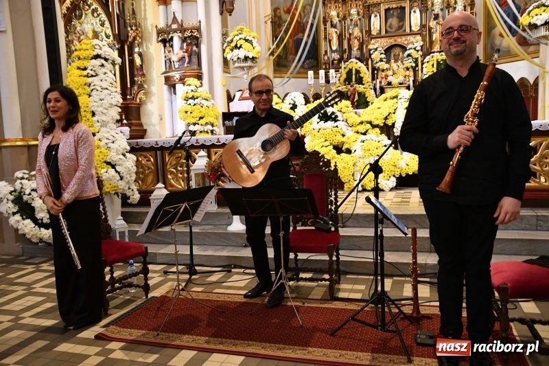 Zdjęcie w galerii na portalu naszraciborz.pl: Włoskie trio zagrało w pełnym kwiatów kościele na Ostrogu wiadomości z regionu