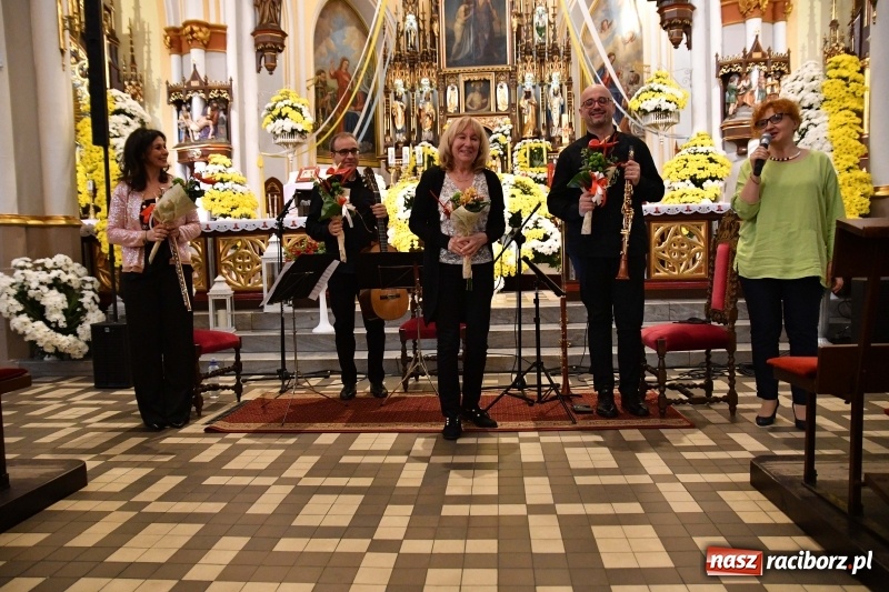 Zdjęcie w galerii na portalu naszraciborz.pl: Włoskie trio zagrało w pełnym kwiatów kościele na Ostrogu wiadomości z regionu