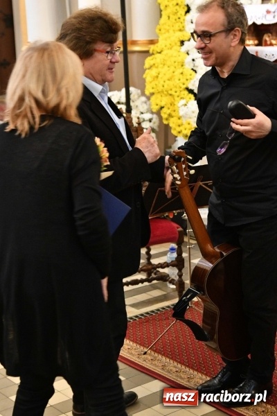 Zdjęcie w galerii na portalu naszraciborz.pl: Włoskie trio zagrało w pełnym kwiatów kościele na Ostrogu wiadomości z regionu