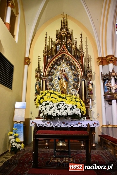 Zdjęcie w galerii na portalu naszraciborz.pl: Włoskie trio zagrało w pełnym kwiatów kościele na Ostrogu wiadomości z regionu
