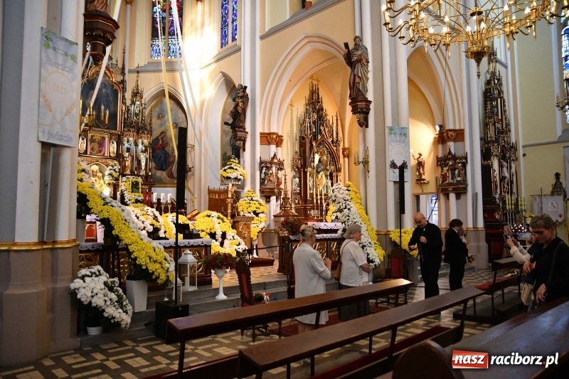 Zdjęcie w galerii na portalu naszraciborz.pl: Włoskie trio zagrało w pełnym kwiatów kościele na Ostrogu wiadomości z regionu