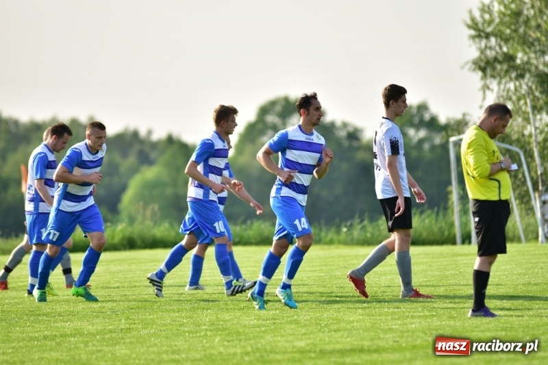 Zdjęcie w galerii na portalu naszraciborz.pl: Wyrównane starcie Kobyli z Zawadą Książęcą [FOTO] wiadomości z regionu