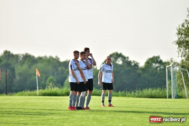 Zdjęcie w galerii na portalu naszraciborz.pl: Wyrównane starcie Kobyli z Zawadą Książęcą [FOTO] wiadomości z regionu