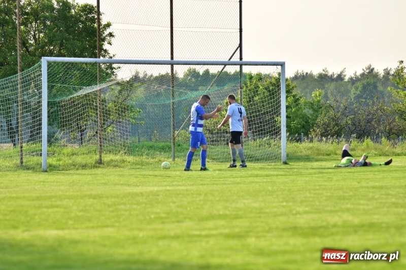 Zdjęcie w galerii na portalu naszraciborz.pl: Wyrównane starcie Kobyli z Zawadą Książęcą [FOTO] wiadomości z regionu