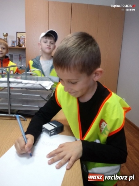 Zdjęcie w galerii na portalu naszraciborz.pl: Ostrożnie na wakacjach. Dzieci w kuźniańskim komisariacie wiadomości z regionu