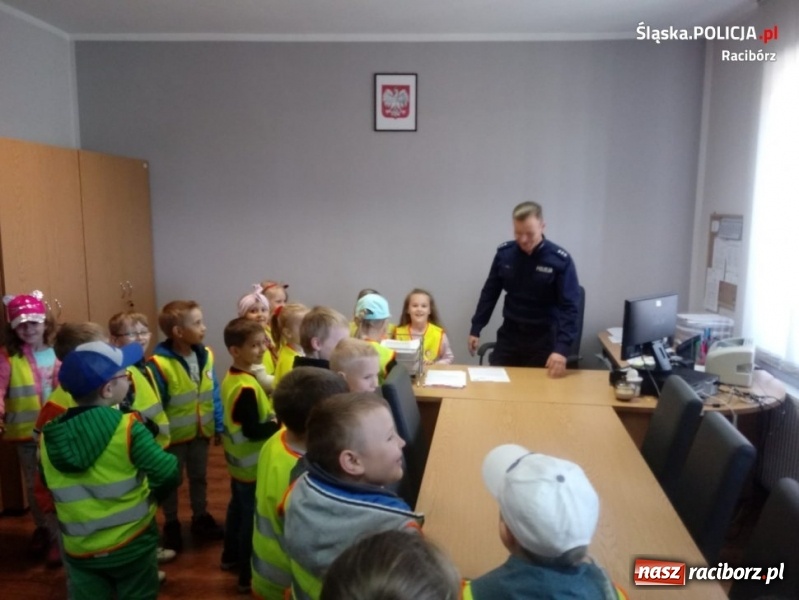 Zdjęcie w galerii na portalu naszraciborz.pl: Ostrożnie na wakacjach. Dzieci w kuźniańskim komisariacie wiadomości z regionu