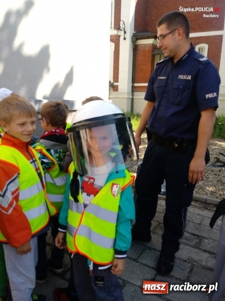 Zdjęcie w galerii na portalu naszraciborz.pl: Ostrożnie na wakacjach. Dzieci w kuźniańskim komisariacie wiadomości z regionu