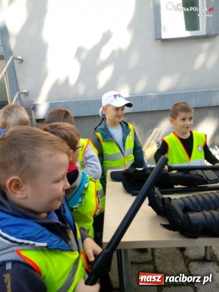 Zdjęcie w galerii na portalu naszraciborz.pl: Ostrożnie na wakacjach. Dzieci w kuźniańskim komisariacie wiadomości z regionu