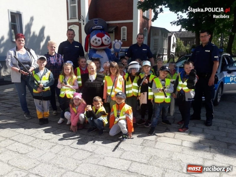 Zdjęcie w galerii na portalu naszraciborz.pl: Ostrożnie na wakacjach. Dzieci w kuźniańskim komisariacie wiadomości z regionu