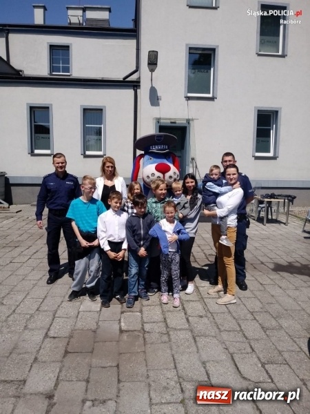Zdjęcie w galerii na portalu naszraciborz.pl: Ostrożnie na wakacjach. Dzieci w kuźniańskim komisariacie wiadomości z regionu