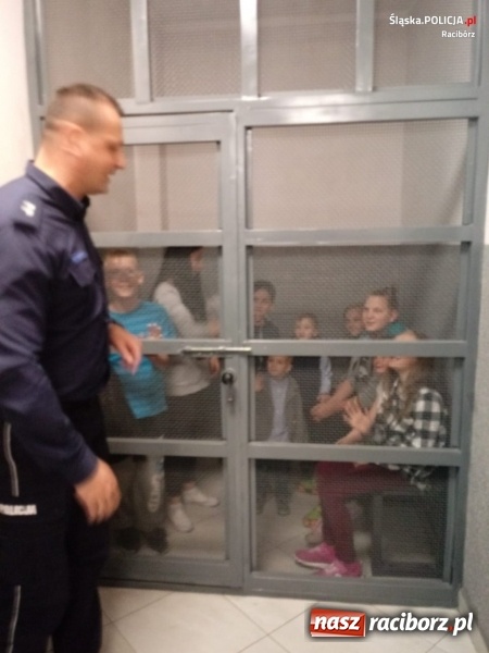 Zdjęcie w galerii na portalu naszraciborz.pl: Ostrożnie na wakacjach. Dzieci w kuźniańskim komisariacie wiadomości z regionu