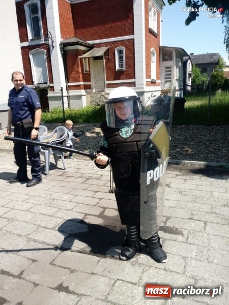 Zdjęcie w galerii na portalu naszraciborz.pl: Ostrożnie na wakacjach. Dzieci w kuźniańskim komisariacie wiadomości z regionu