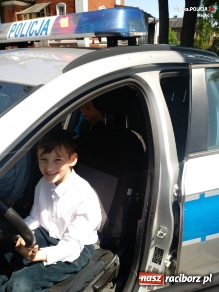 Zdjęcie w galerii na portalu naszraciborz.pl: Ostrożnie na wakacjach. Dzieci w kuźniańskim komisariacie wiadomości z regionu