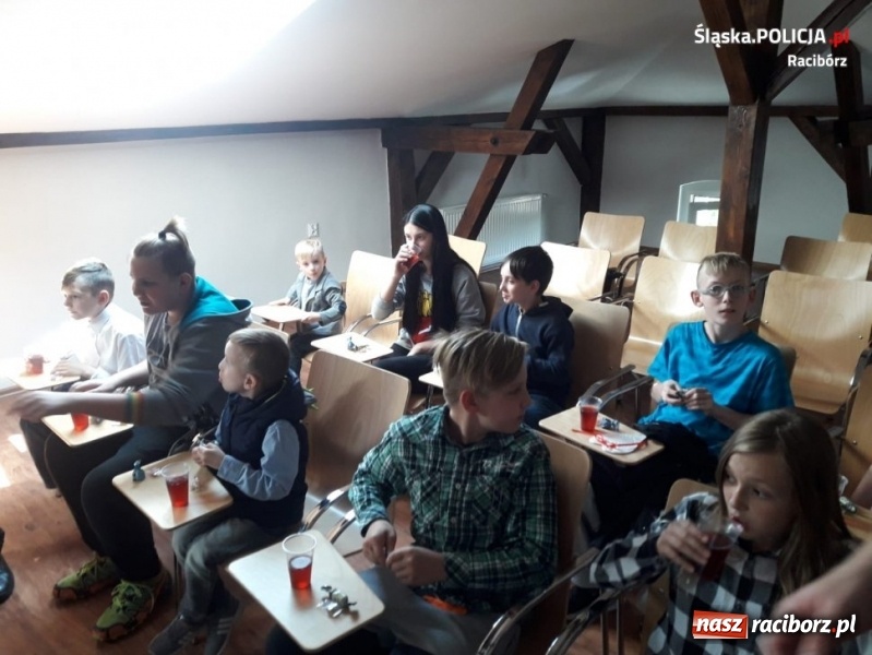 Zdjęcie w galerii na portalu naszraciborz.pl: Ostrożnie na wakacjach. Dzieci w kuźniańskim komisariacie wiadomości z regionu