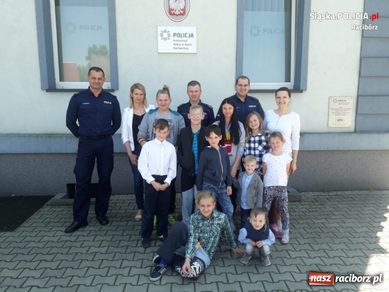 Zdjęcie w galerii na portalu naszraciborz.pl: Ostrożnie na wakacjach. Dzieci w kuźniańskim komisariacie wiadomości z regionu