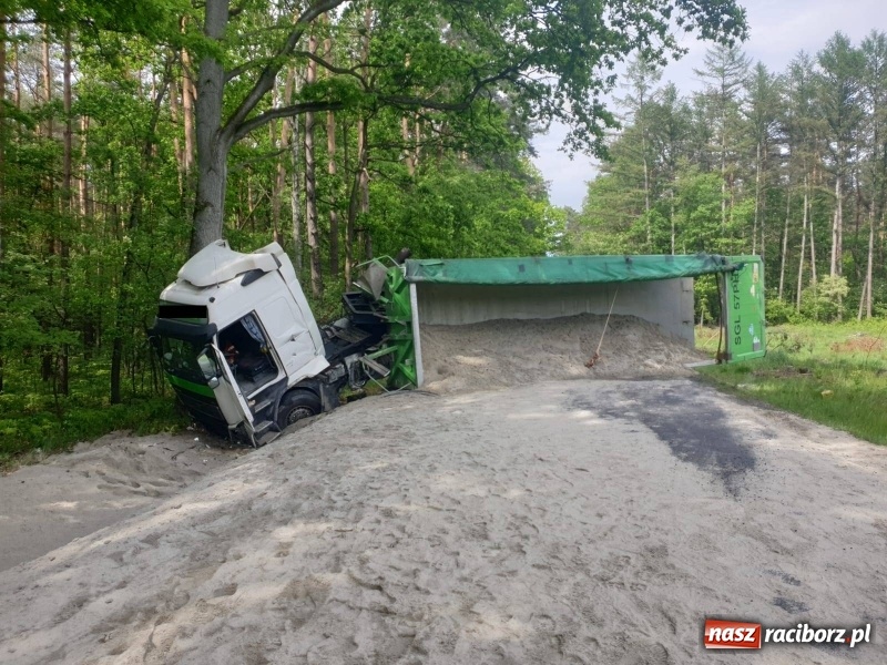 Zdjęcie w galerii na portalu naszraciborz.pl: Ciągnik z naczepą wywrócił się na trasie Racibórz-Gliwice [FOTO] wiadomości z regionu