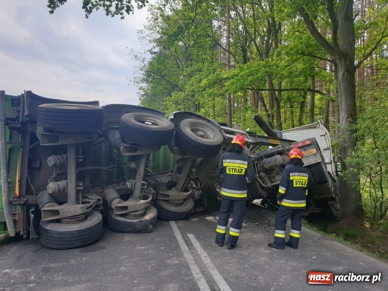 Zdjęcie w galerii na portalu naszraciborz.pl: Ciągnik z naczepą wywrócił się na trasie Racibórz-Gliwice [FOTO] wiadomości z regionu