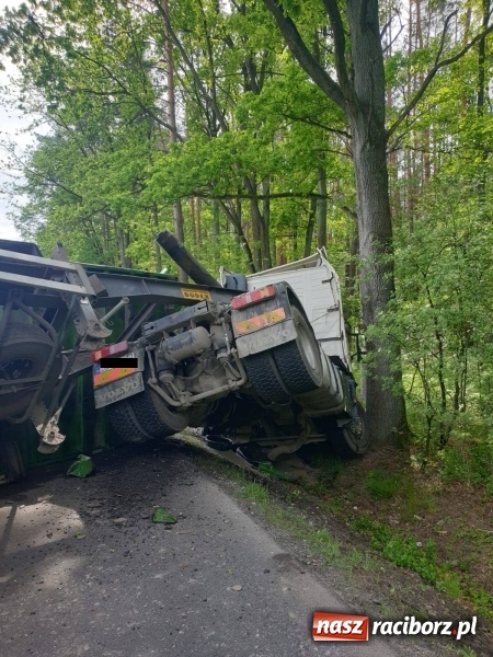 Zdjęcie w galerii na portalu naszraciborz.pl: Ciągnik z naczepą wywrócił się na trasie Racibórz-Gliwice [FOTO] wiadomości z regionu