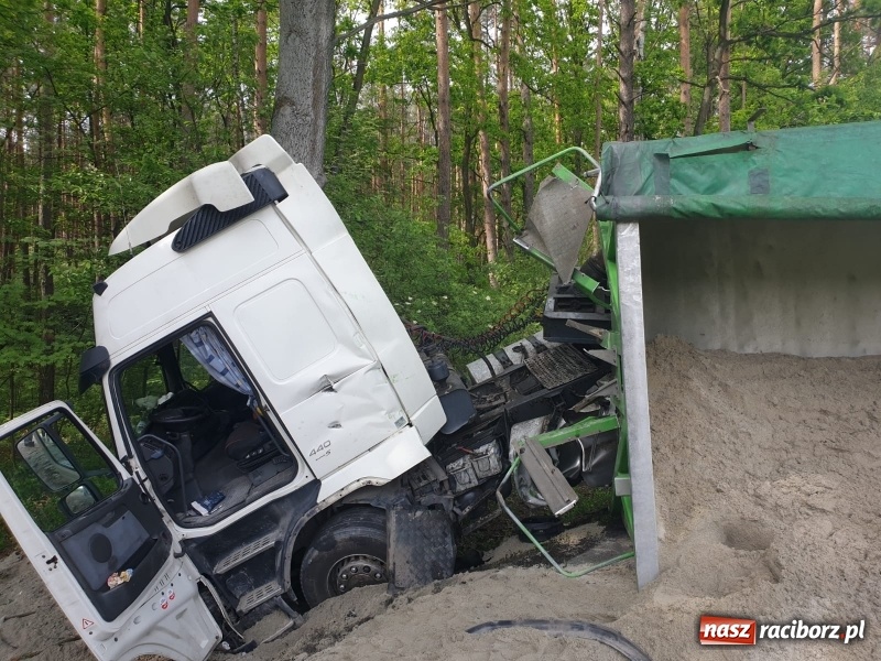 Zdjęcie w galerii na portalu naszraciborz.pl: Ciągnik z naczepą wywrócił się na trasie Racibórz-Gliwice [FOTO] wiadomości z regionu