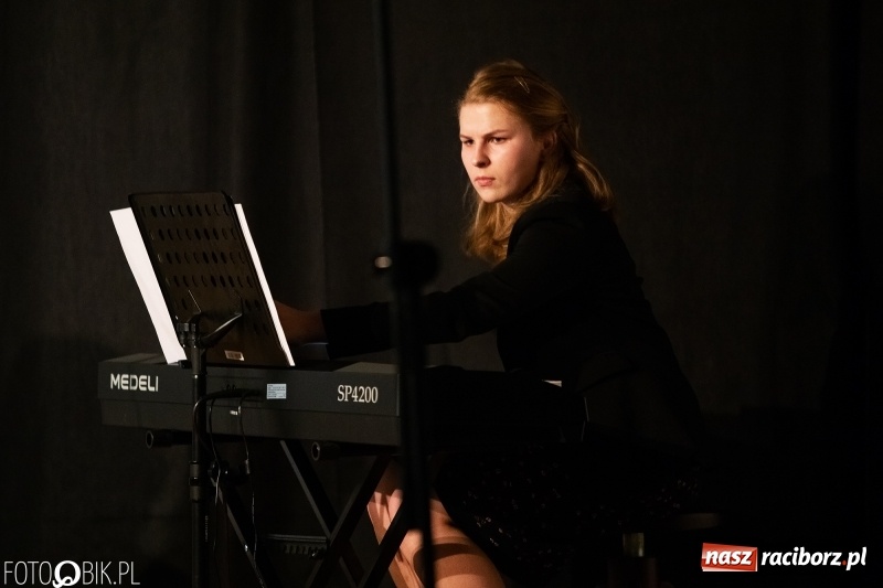 Zdjęcie w galerii na portalu naszraciborz.pl: Koncert z okazji Dnia Matki na Zamku Piastowskim wiadomości z regionu