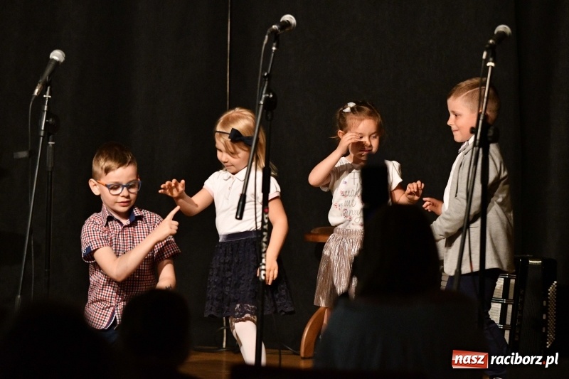 Zdjęcie w galerii na portalu naszraciborz.pl: Koncert z okazji Dnia Matki na Zamku Piastowskim wiadomości z regionu
