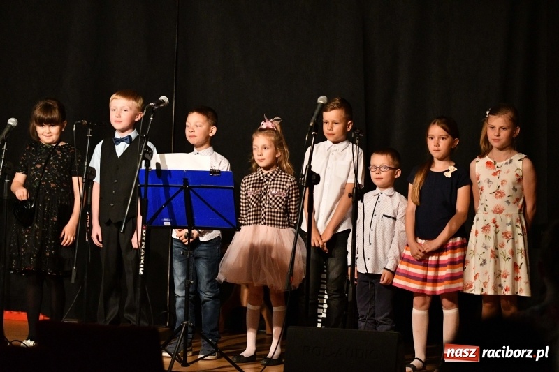 Zdjęcie w galerii na portalu naszraciborz.pl: Koncert z okazji Dnia Matki na Zamku Piastowskim wiadomości z regionu