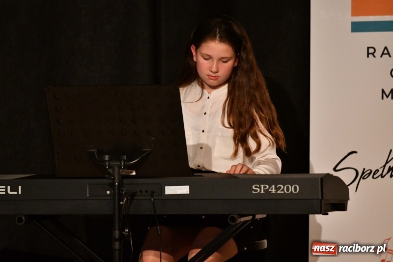 Zdjęcie w galerii na portalu naszraciborz.pl: Koncert z okazji Dnia Matki na Zamku Piastowskim wiadomości z regionu