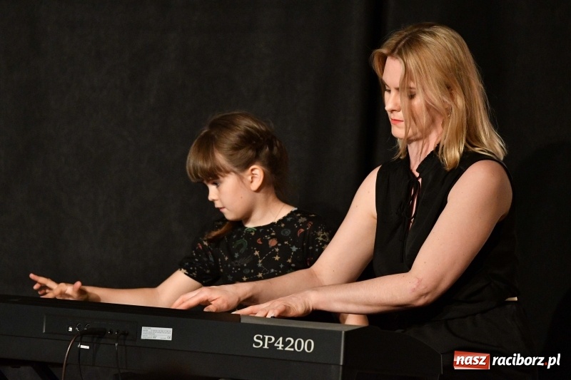 Zdjęcie w galerii na portalu naszraciborz.pl: Koncert z okazji Dnia Matki na Zamku Piastowskim wiadomości z regionu