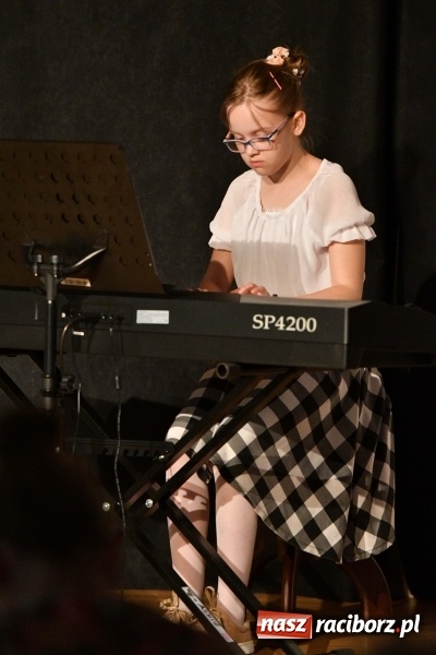 Zdjęcie w galerii na portalu naszraciborz.pl: Koncert z okazji Dnia Matki na Zamku Piastowskim wiadomości z regionu