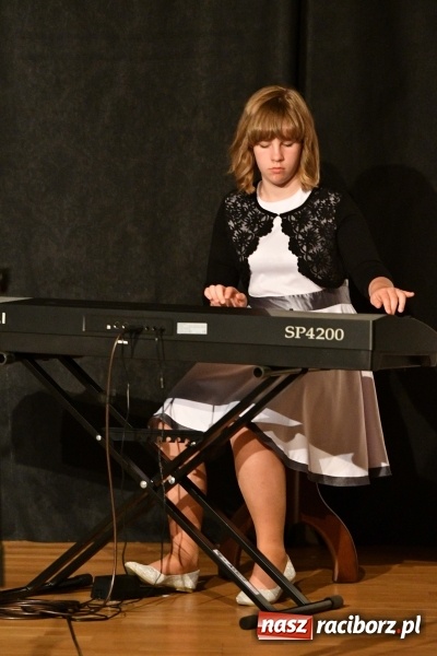 Zdjęcie w galerii na portalu naszraciborz.pl: Koncert z okazji Dnia Matki na Zamku Piastowskim wiadomości z regionu