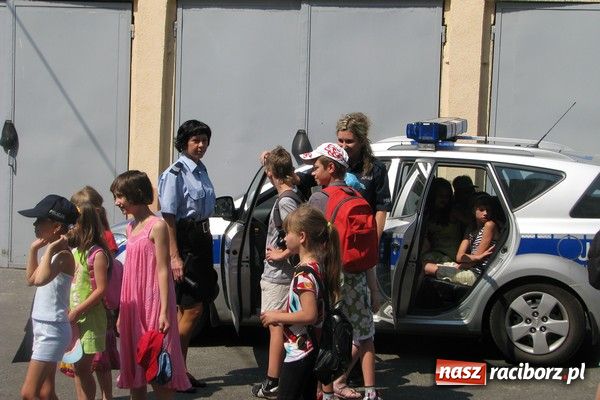 Zdjęcie w galerii na portalu naszraciborz.pl: Dzieci z półkolonii na komendzie wiadomości z regionu